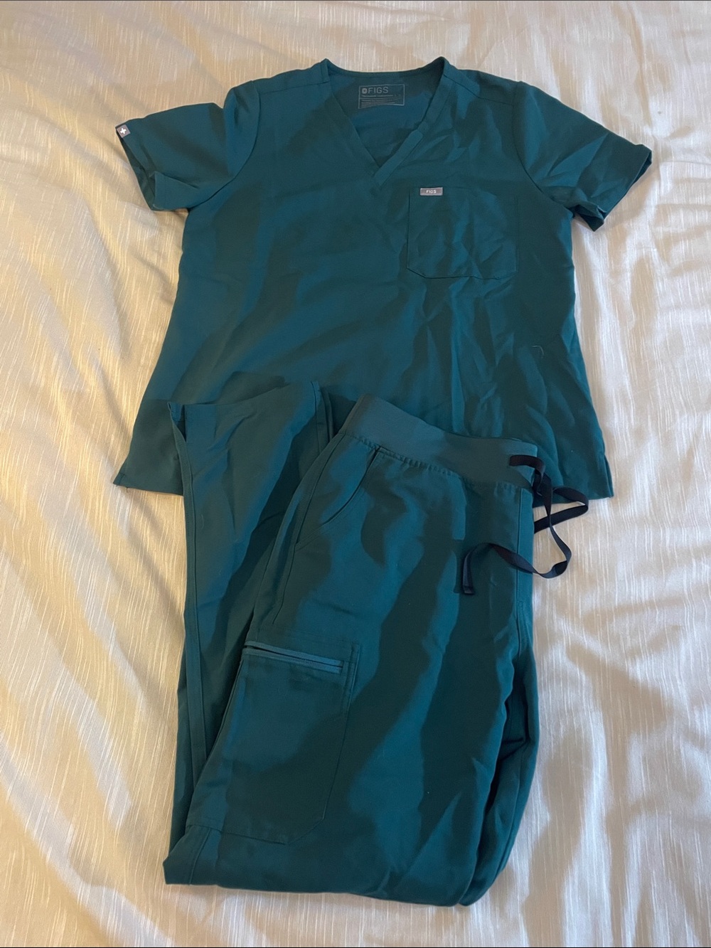 FIGS forest green V-Neck Scrub Top and Drawstring Pants (L/ L T)